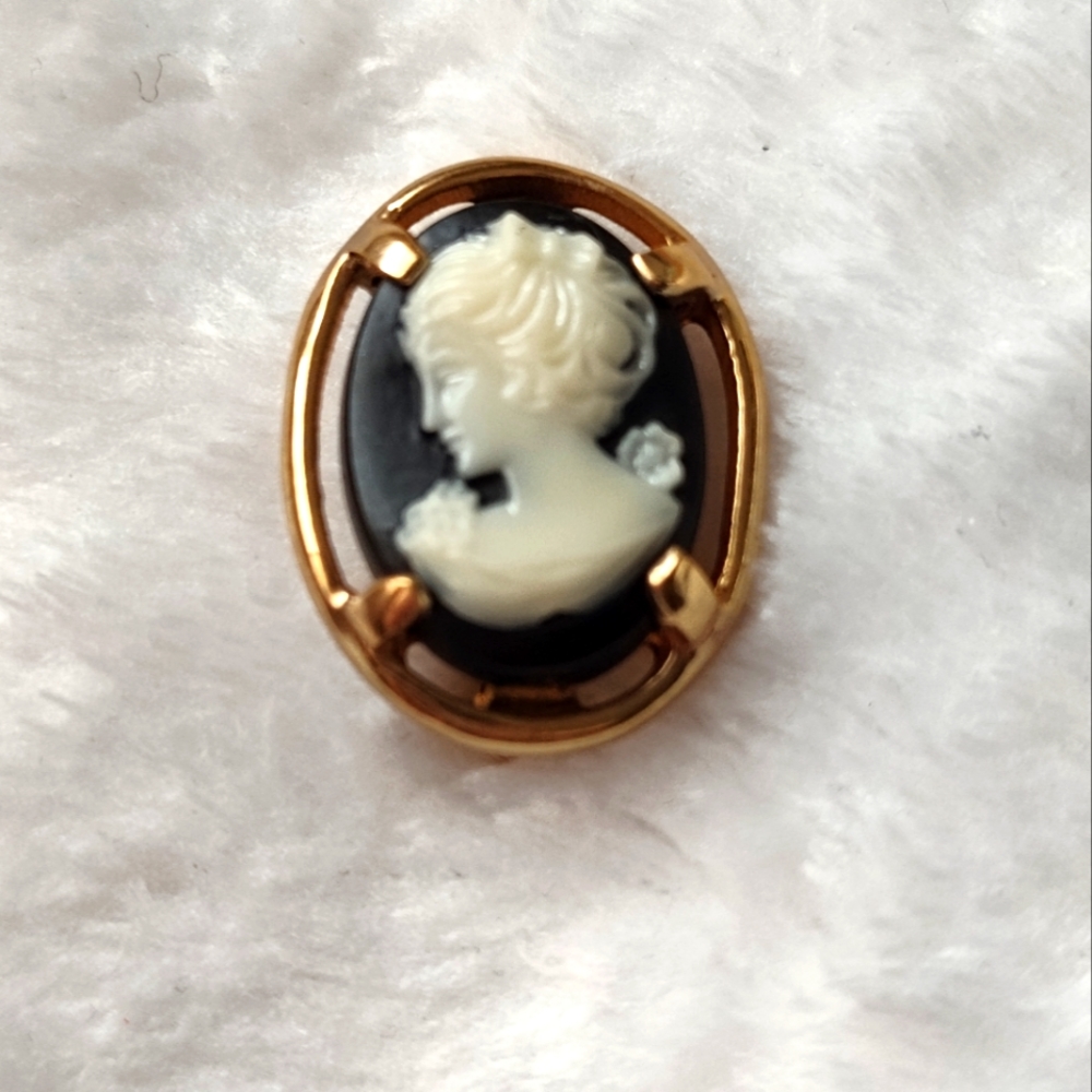 Vintage Amedeo brooch/pin